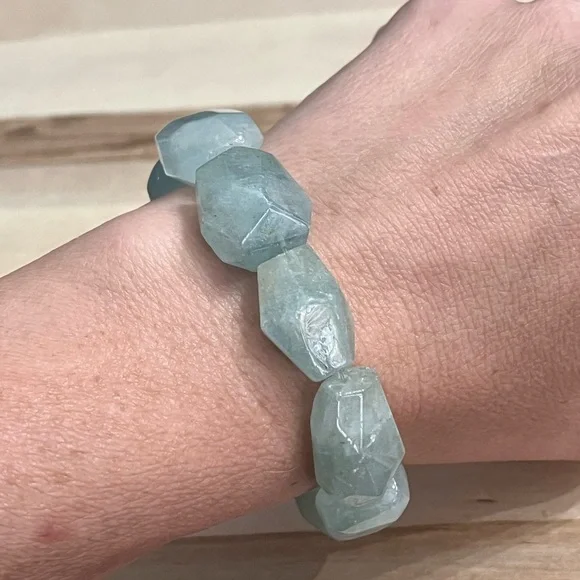 Aquamarine stone bracelet stretches - Picture 3 of 3